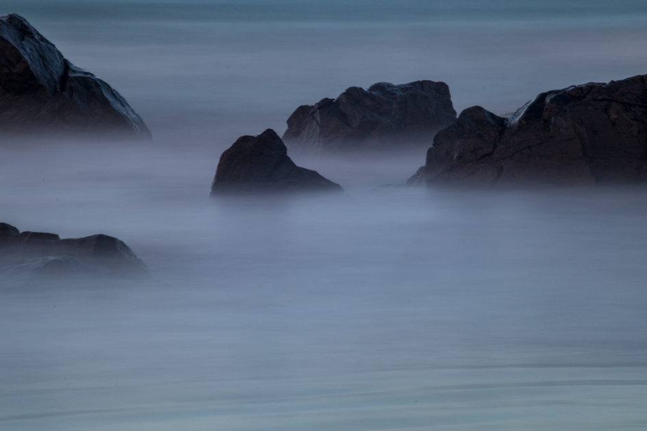 Steine im Wasser (Nebel)