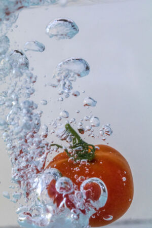 Tomate im Wasser
